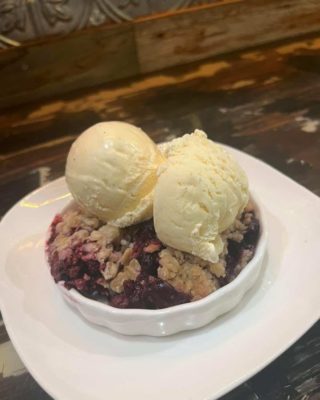 The wig wag crumble dessert with ice cream